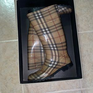Burberry rain boots in original box